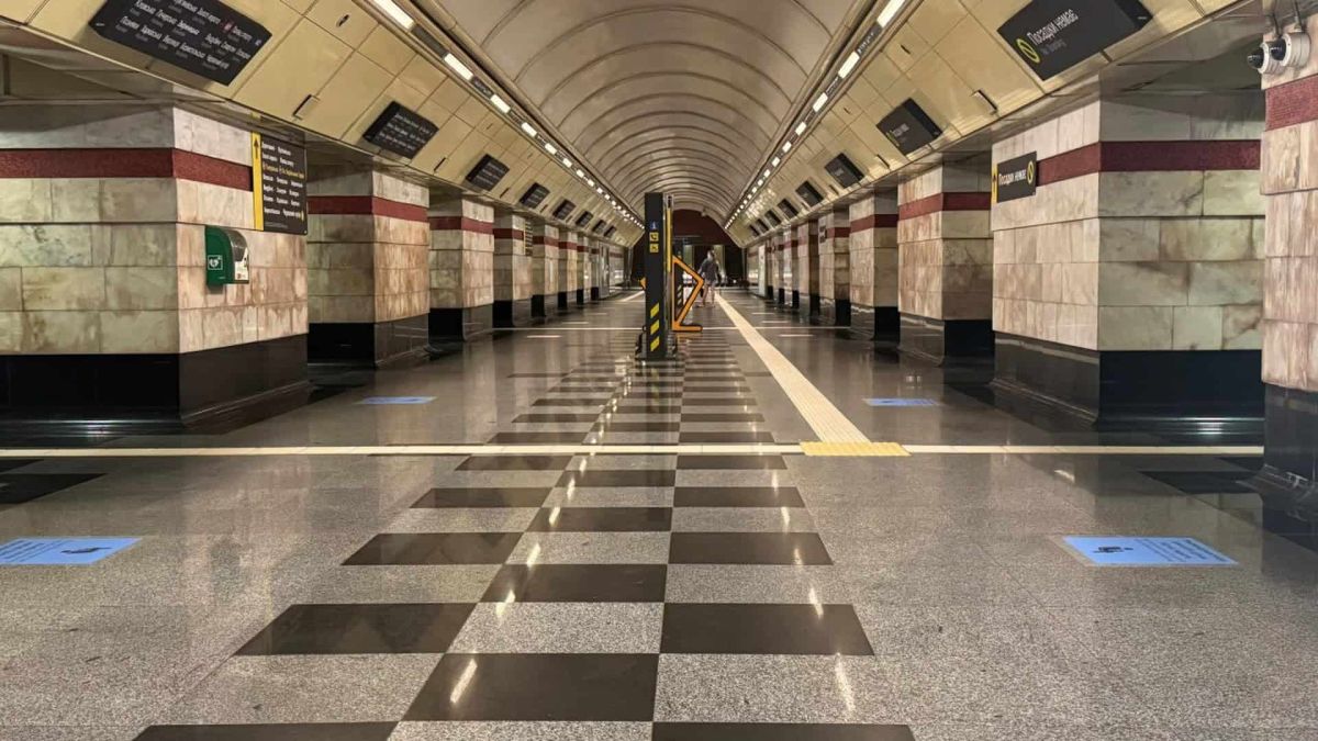Станція метро «Сирець» тестує зонування платформи для укриття Навігаційні наліпки на платформі станції метро «Сирець» позначають зони для різних категорій пасажирів під час роботи станції як укриття