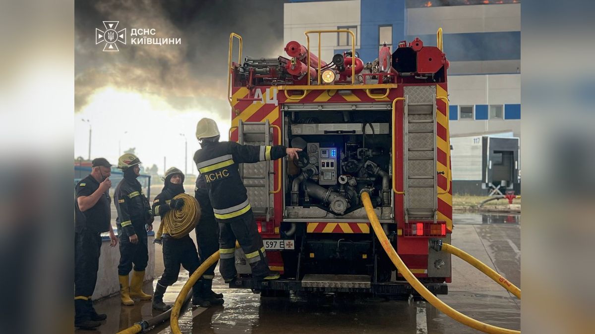 Рятувальники ДСНС гасять пожежу на складах у Бориспільському районі після удару російських безпілотників під загрозою повторних атак