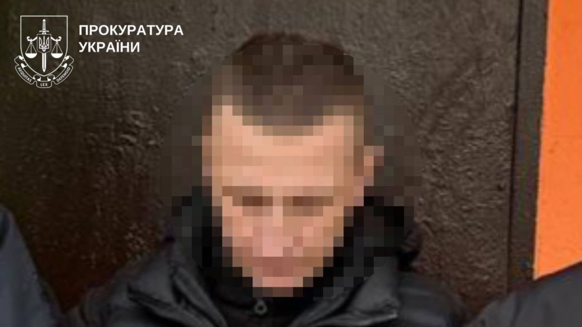 Поліцейський зливав дані РФ для замовного вбивства командира Підозрюваний у державній зраді поліцейський із піксельованим обличчям у темній куртці, водяний знак Прокуратури України