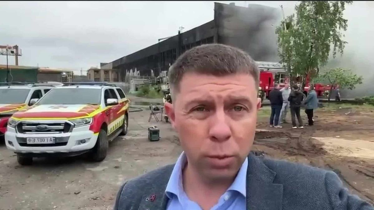 Рятувальники гасять масштабну пожежу на промисловому підприємстві МАШТОРФ в Ірпені, на тлі густого диму з палаючих виробничих приміщень