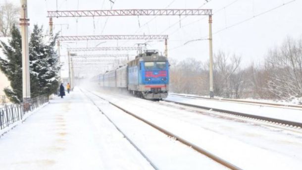 НацФілармонія стала доступнішою для людей з порушенням зору Потяг на залізничній станції, яка покрита снігом