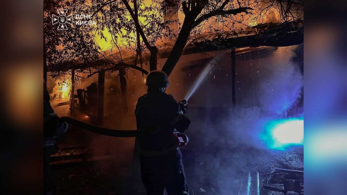 Рятувальники ДСНС на місці пошкодженої нежитлової будівлі у Подільському р-ні Києва після нічної атаки — четверо постраждалих