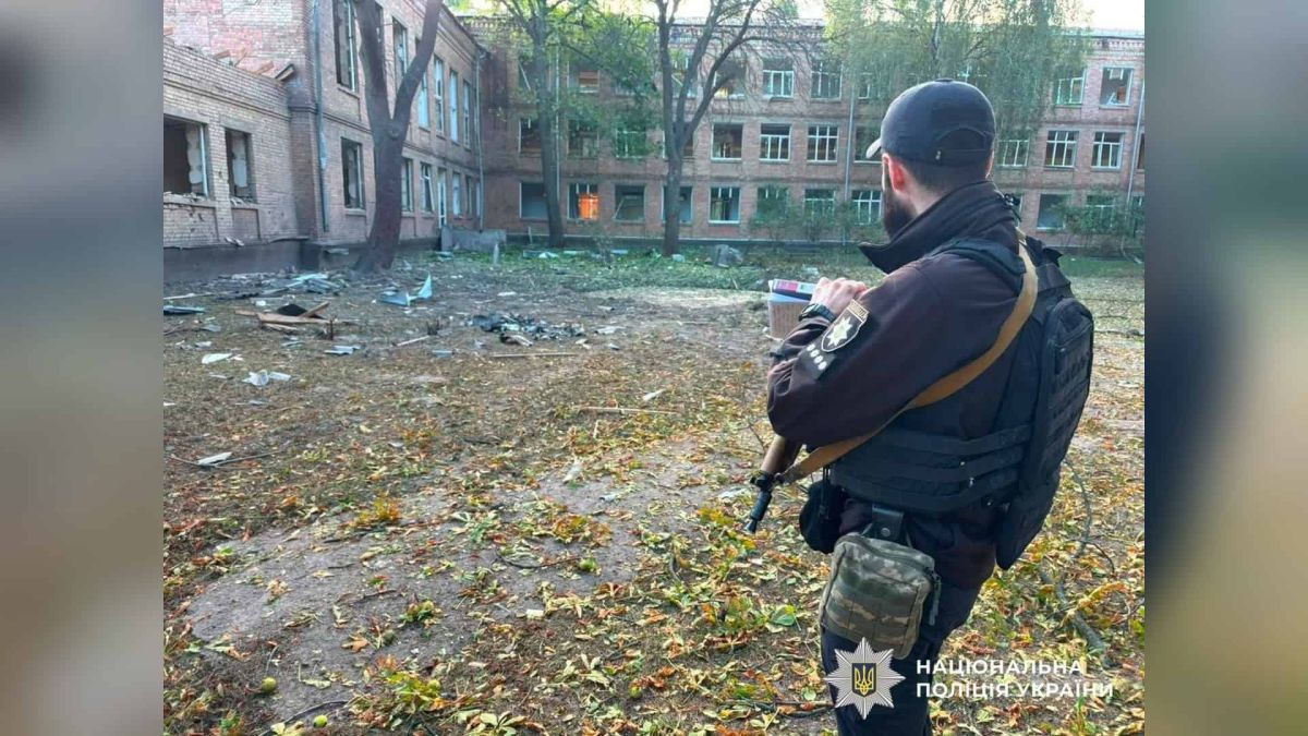 Поліцейські документують наслідки нічної атаки на Київ — пошкоджено гімназію і медзаклад у чотирьох районах міста