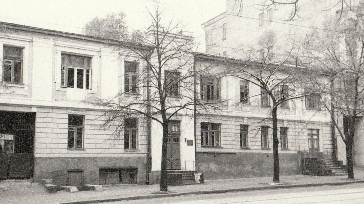 Двоповерховий будинок середини XIX століття на вулиці Саксаганського 80 у Києві до знесення