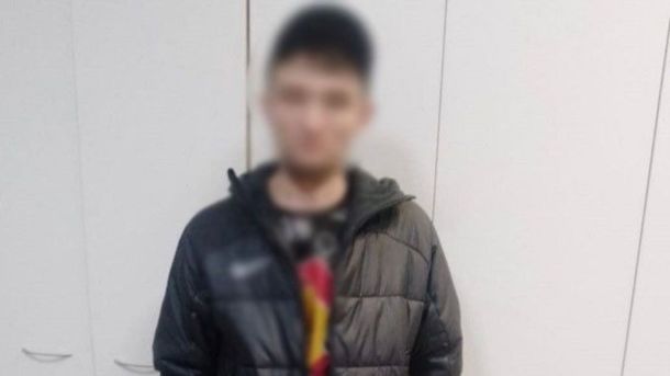 Іноземці погрожували гранатою киянину та змусили перерахувати 5000 гривень На фото - затриманий