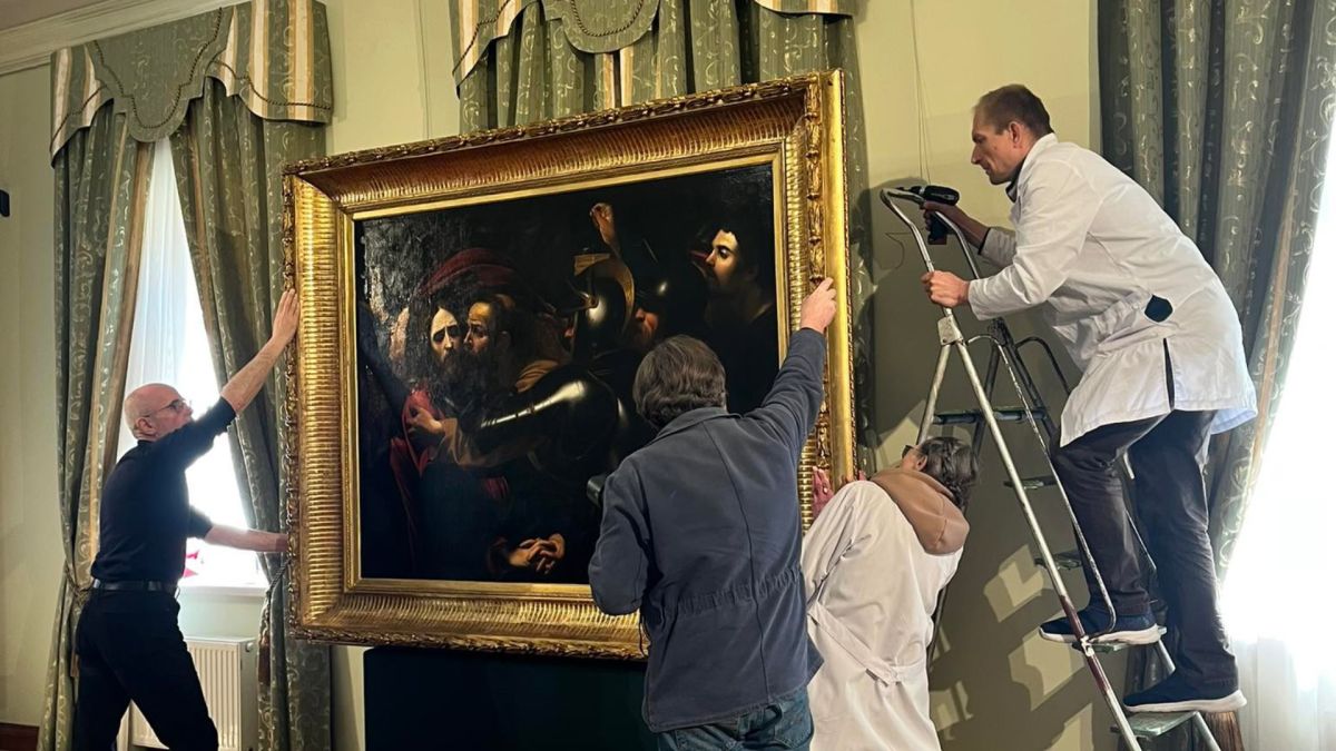 Реставратори демонтують картину «Взяття Христа під варту» Караваджо в музеї «Будинок митрополита» для перевезення до Литви