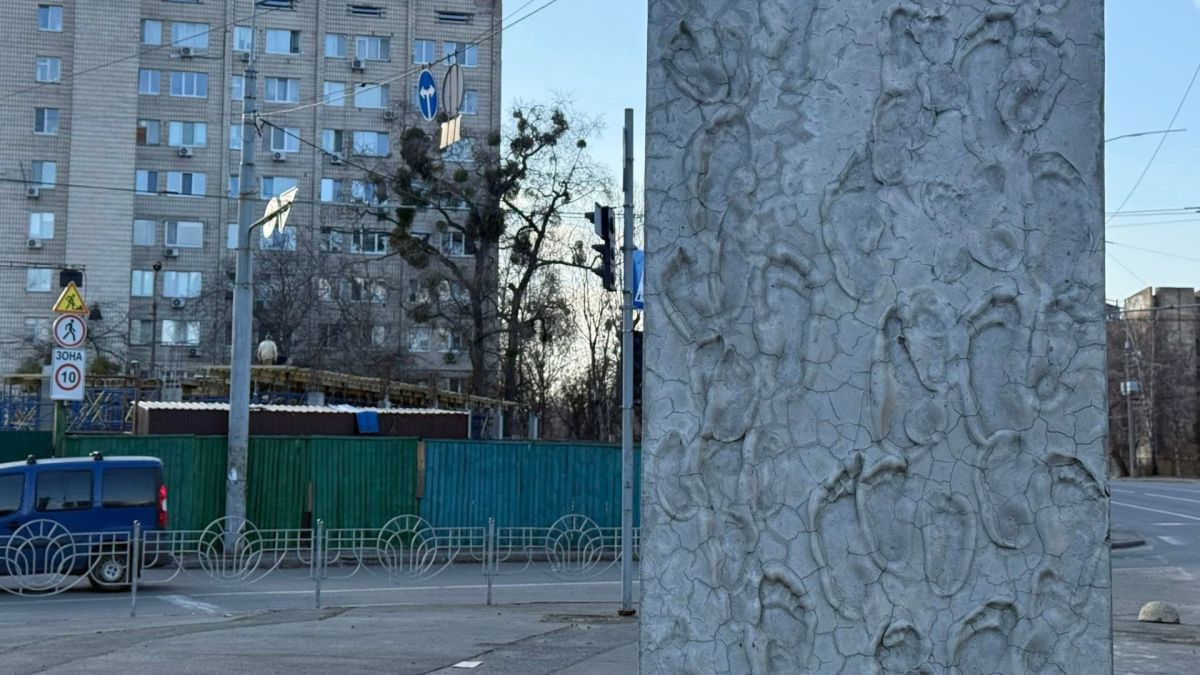 Будівельний майданчик McDonald's позаду пам'ятного знаку «Дорога смерті» біля Бабиного Яру в Києві