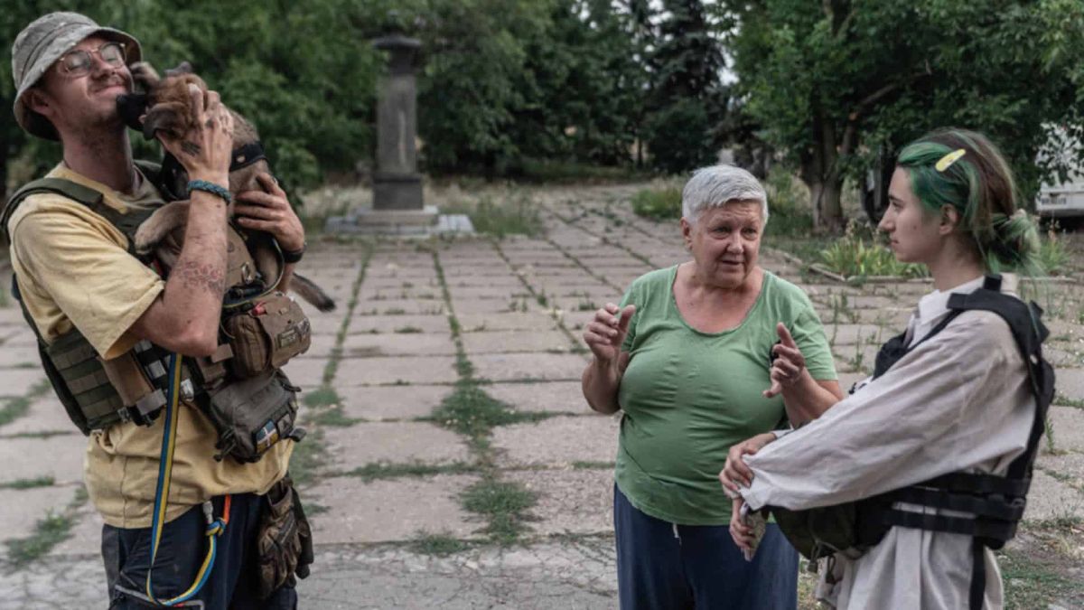 Кадр із фотовиставки «Hell Jumpers» Себастьяна Томаша Плохарського: військовий з собакою та волонтерки на прифронтовій території