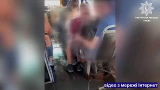 Патрульні поліцейські Києва зупинили водія несправної маршрутки у Святошинському районі, з даху якої текла вода в салон