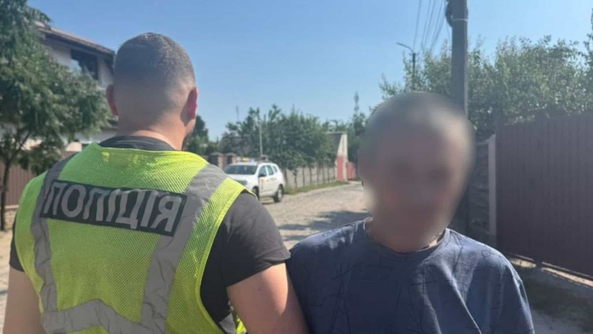 Житель Вишгородщини продав автомат і патрони за 50 000 гривень Поліцейські Київщини затримали 61-річного жителя Вишгородського району за продаж автомата та боєприпасів на суму 50 тисяч гривень