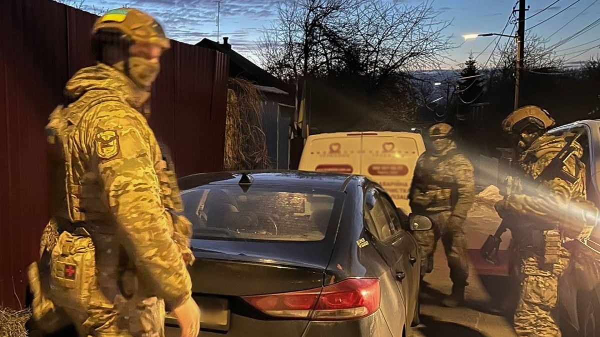 Поліція Києва затримала шахраїв під виглядом СБУ: вкрали 9 млн у киянок Поліцейські НПУ затримали чотирьох шахраїв, які видавали себе за СБУ і вкрали 9 млн гривень у киянок