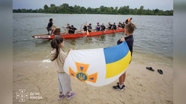 Київські рятувальники з команди «Київ незламні» взяли участь у спортивно-реабілітаційному заході «Dragon Boat Veterans Kyiv – 2026» на затоці Дніпра т