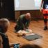 Інструктор показує серцево-легеневу реанімацію на манекені під час курсу домедичної допомоги для працівників і ченців Києво-Печерської лаври