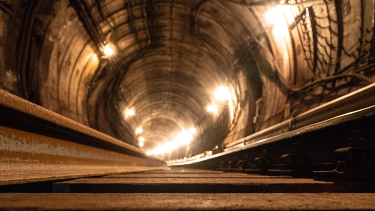 Тунель київського метрополітену з рельсами та освітленням, вигляд зсередини