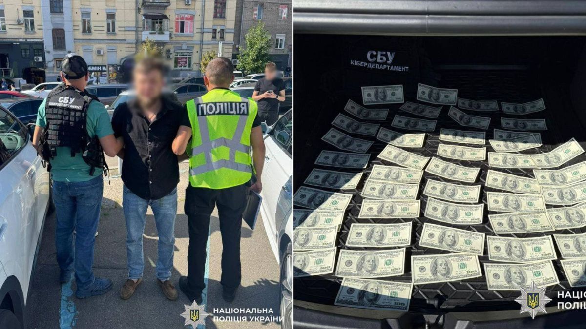 Підозрюваний стоїть біля автомобіля, поруч вилучені стодоларові купюри