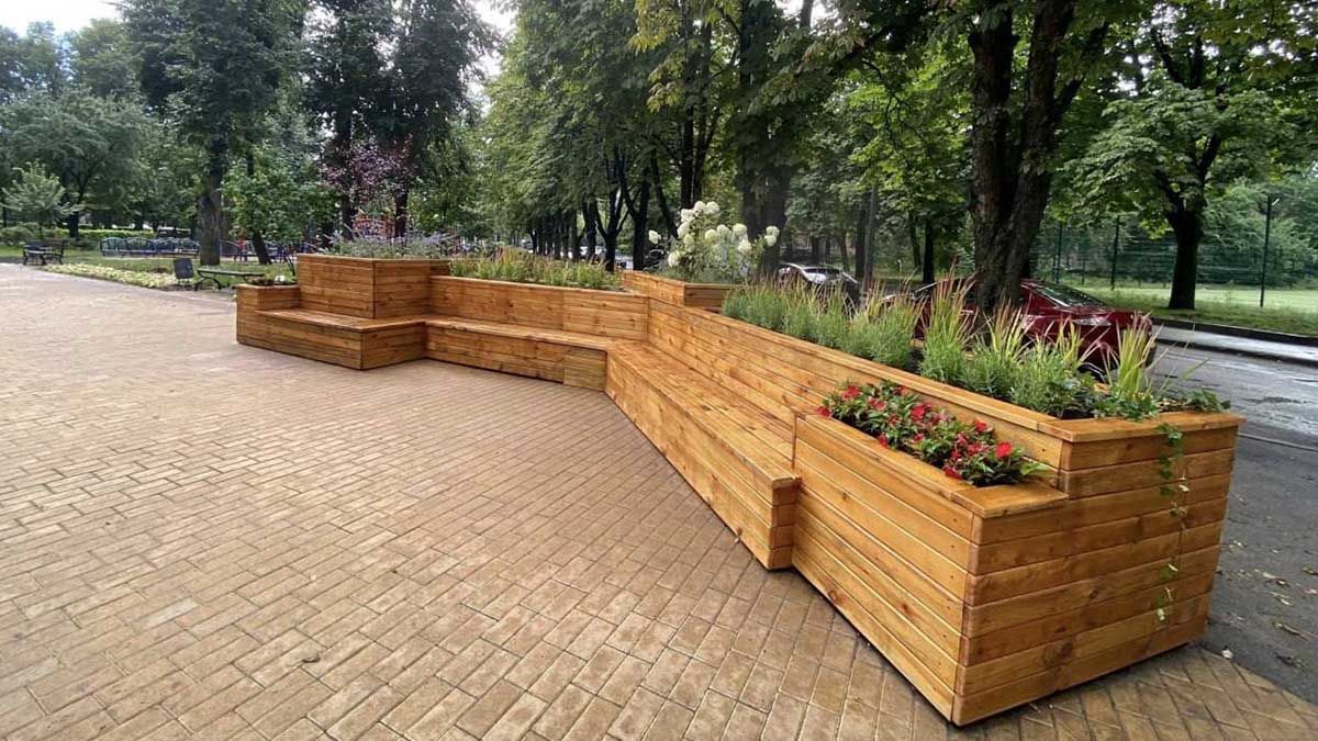 У Сквері спортсменів-захисників у Солом’янському районі з'явилися вуличні меблі з озелененням