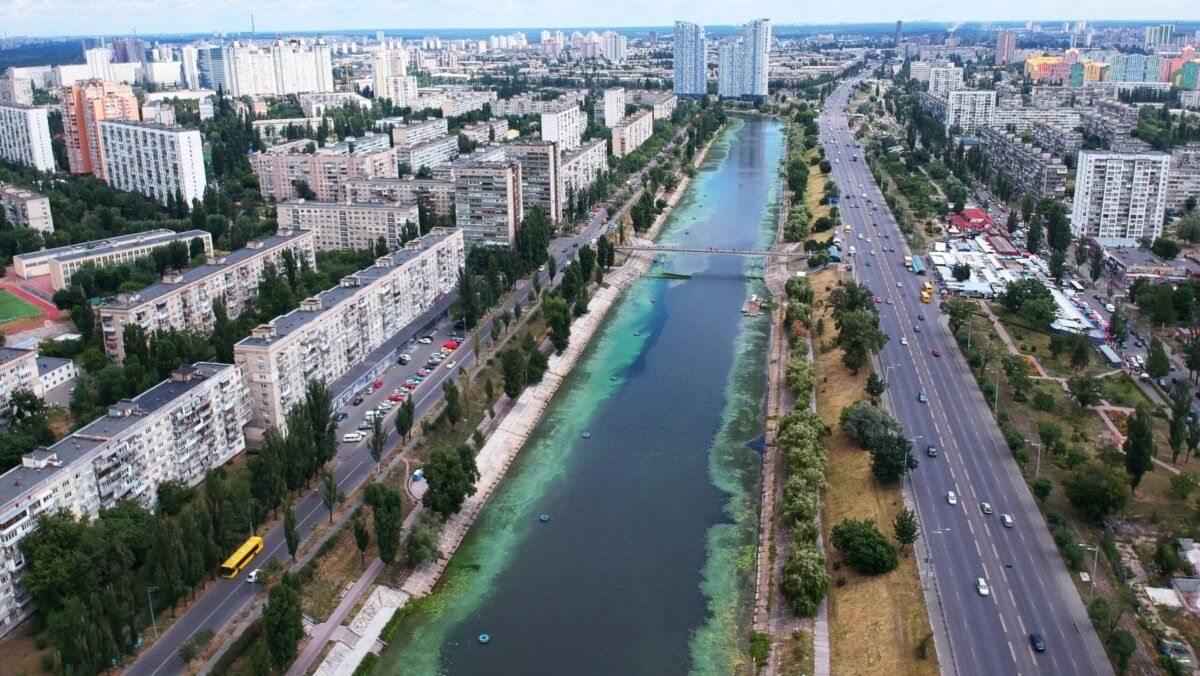 Аерофотознімок Русанівського каналу між житловими масивами Русанівка (ліворуч) та Березняки (праворуч) у Києві