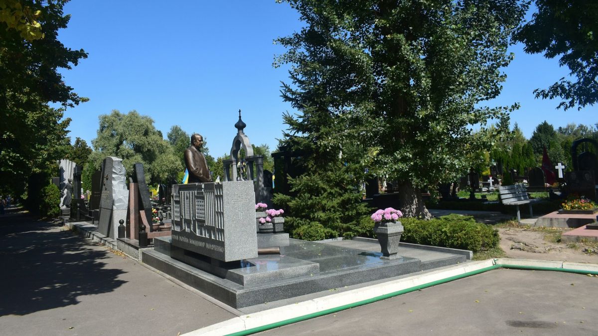 Вхід на Берковецьке кладовище з лавочкою біля могил