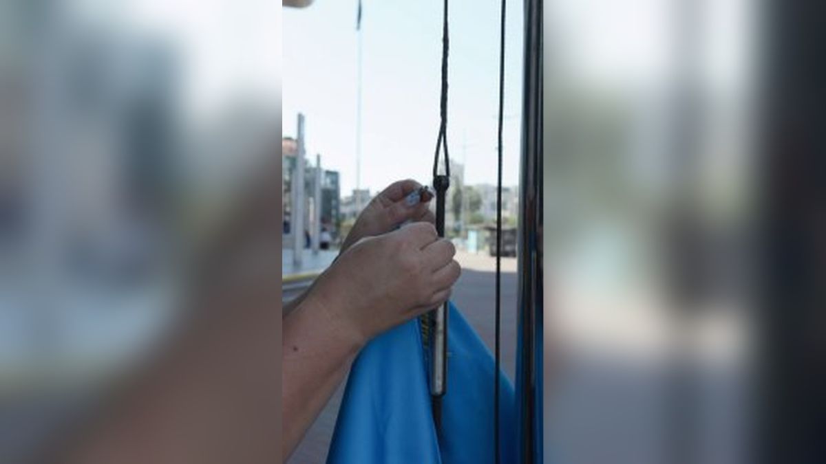 Прапор із Покровська підняли на Південному вокзалі до Дня Незалежності Прапор із Покровська майорить над Південним вокзалом Києва 23–24 серпня до Дня Незалежності