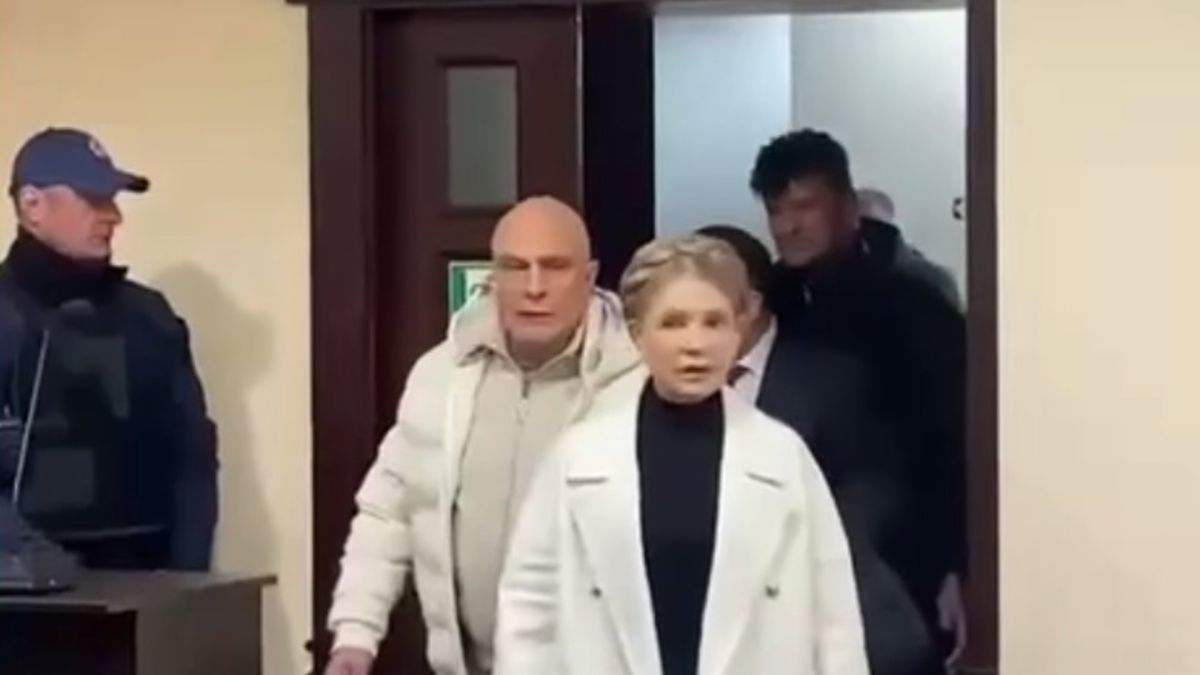 САП просить 50 мільйонів застави для Тимошенко за підкуп депутатів, лідерці фракції загрожує до 10 років Юлія Тимошенко в супроводі кількох осіб заходить у залу суду