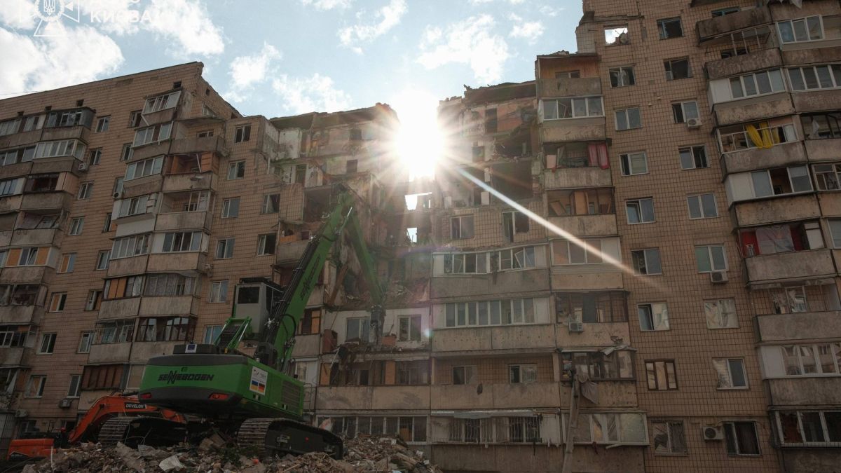 Атака на Київ: 19 загиблих, 58 поранених у двох районах (оновлено) Пошкоджена російською атакою житлова багатоповерхівка в Києві зі зруйнованими квартирами, на місці працює важка техніка