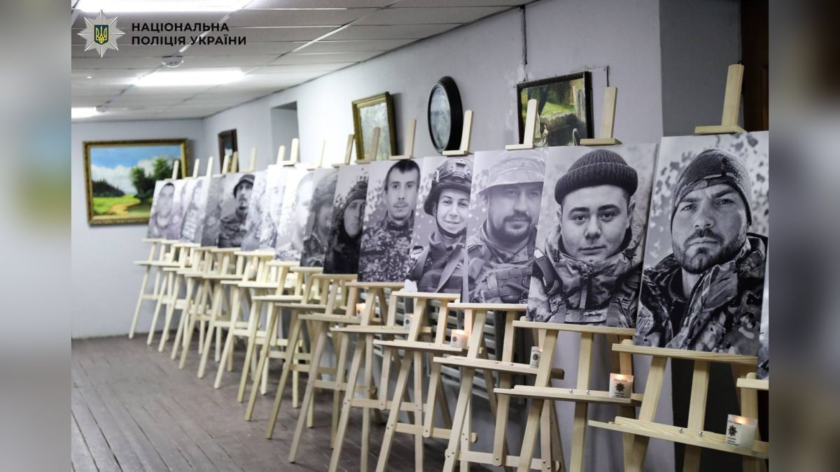 Поліцейські Києва вшанували пам’ять полеглих колег біля стели ГУНП Поліцейські Києва та родини загиблих біля пам'ятної стели ГУНП під час меморіальної церемонії 29 серпня