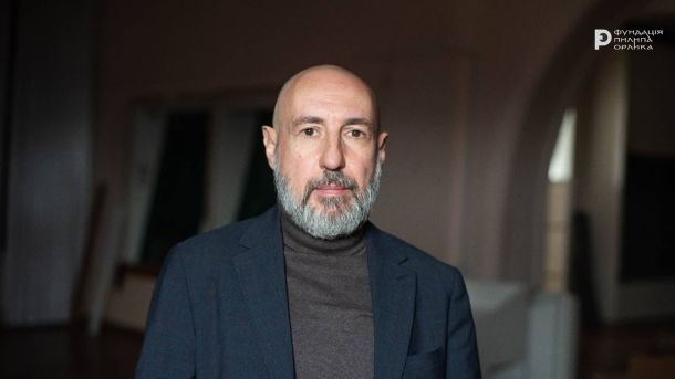 Богдан Патриляк, заступник директора Музею історії України — портретне фото на тлі інтер'єру, Фундація Пилипа Орлика