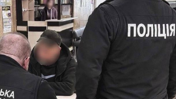 Поліцейські оформлюють документи підозрюваному у шахрайстві з житловим будівництвом у Бучанському районі Київщини