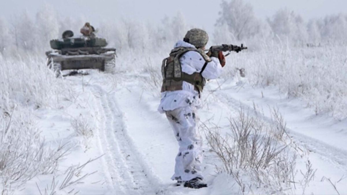 ЗСУ ліквідували 1180 окупантів за добу: втрати Росії 29 грудня Солдат закамуфльований в білий на фоні снігу та танку
