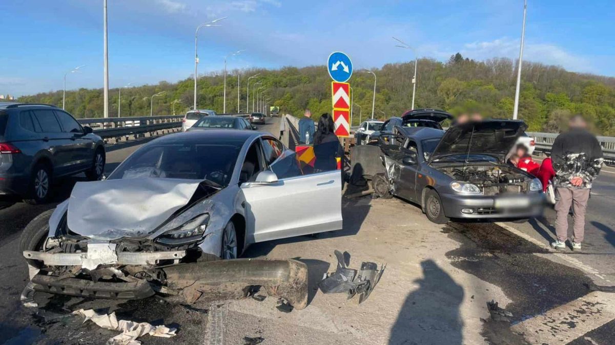 Розбиті автомобілі Tesla, Suzuki і Lanos після зіткнення на з'їзді з Дарницького мосту в Києві — у ДТП загинула 63-річна пасажирка