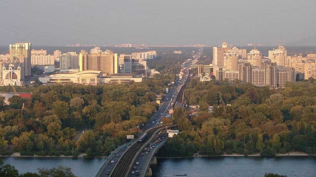 Рух потягів на червоній гілці метро в Києві повністю відновлено після обстрілу