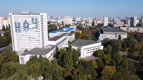 Головний корпус Національного авіаційного університету КАІ у Києві, вигляд з висоти пташиного польоту на кампус