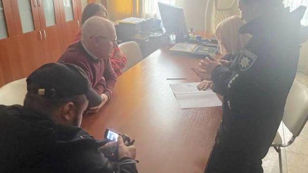 У Києві затримали шпигунку КДБ: як білоруска 9 років працювала під прикриттям Правоохоронці в кабінеті підозрюваної