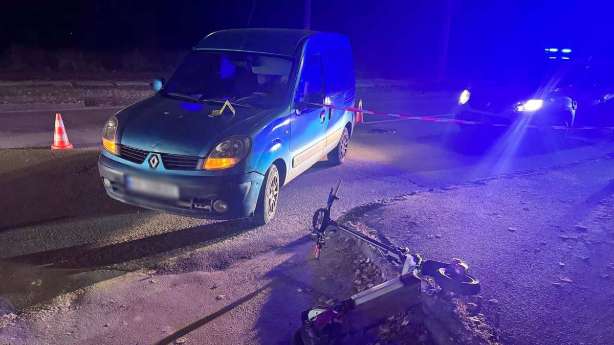 У Деснянському р-ні водій з 0,42 проміле травмував 15-річного самокатника Автомобіль Renault Kangoo і перекинутий електросамокат на місці ДТП на вулиці Костянтина Данькевича в Києві вночі