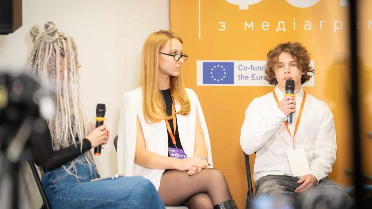 Форум Digital Jungle у Києві: 500 освітян вчилися захищати дітей онлайн Учасники панельної дискусії з мікрофонами на Міжнародному форумі з медіаграмотності для вчителів у Києві