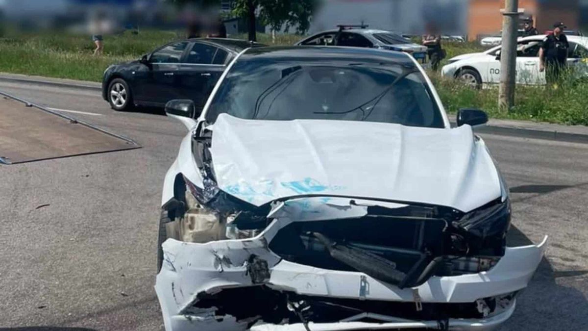 Водій Audi з 1,79 проміле збив Ford і дерево у Святошині Розбитий автомобіль Audi після ДТП у Святошинському районі Києва — водій мав 1,79 проміле алкоголю