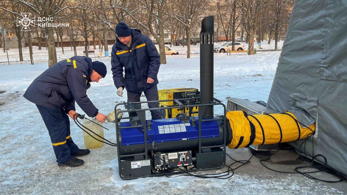 Працівники ДСНС працюють з технічним обладнанням для обігріву пункту незламності