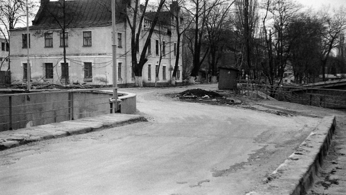 Архівне чорно-біле фото Залізничної колонії у Києві — будівлі поблизу вокзалу в роки знесення, початок 1980-х