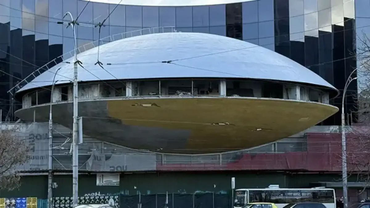 На Либідській у «Літаючій тарілці» демонтували всі вікна: проєкту реконструкції немає «Літаюча тарілка» без вікон на Либідській
