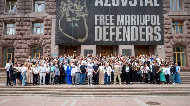 Митрополит Епіфаній звершив акафіст у Ближніх печерах Лаври Церемонія вшанування прапора України біля будівлі Київської міської ради на 36-ту річницю його підняття над містом