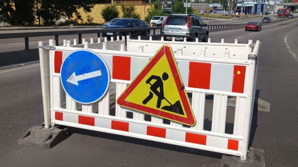 У Києві майже на місяць частково перекриють рух вулицею Зодчих через ремонт (схема)