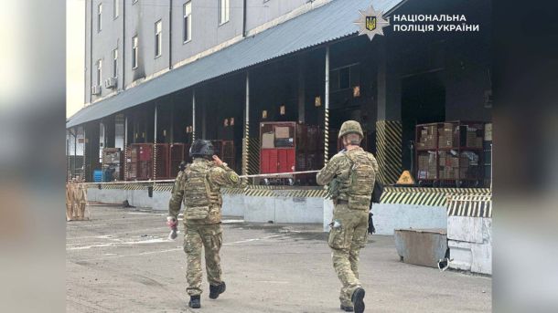 Поштовий термінал в Оболонському р-ні Києва, де 5 червня стався вибух посилки з боєприпасами — загинув один працівник