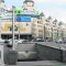 Вхід до підземного торговельно-розважального центру «Метроград» на Бессарабці у центрі Києва, оточений архітектурою кінця 1990-х та 2000-х років