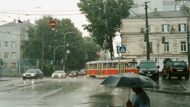 Сильний дощ у місті