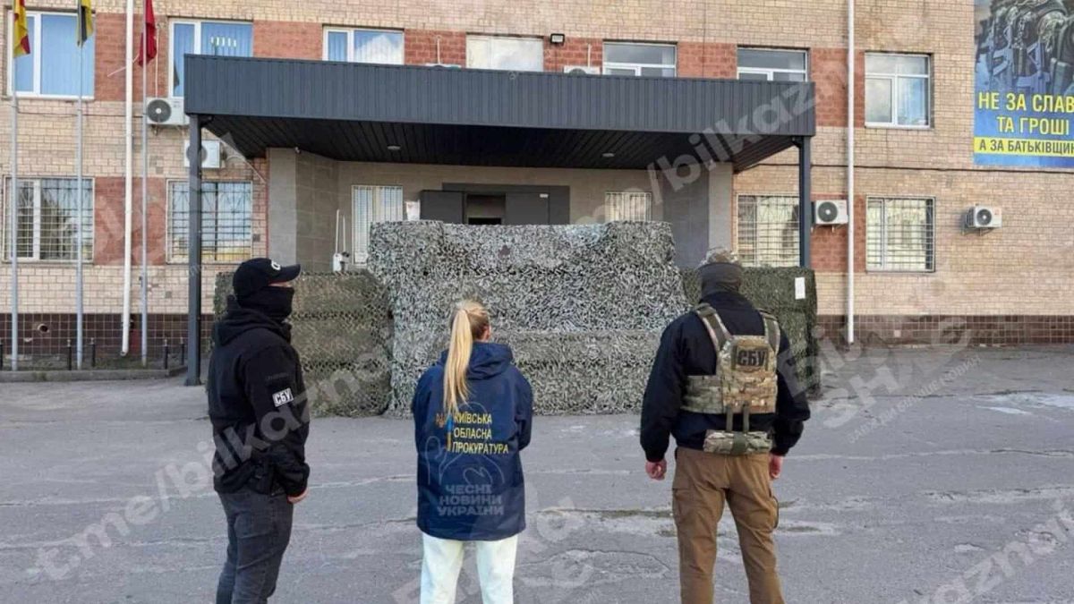 Співробітники СБУ і представниця Київської обласної прокуратури біля будівлі Білоцерківського ТЦК під час оперативних дій