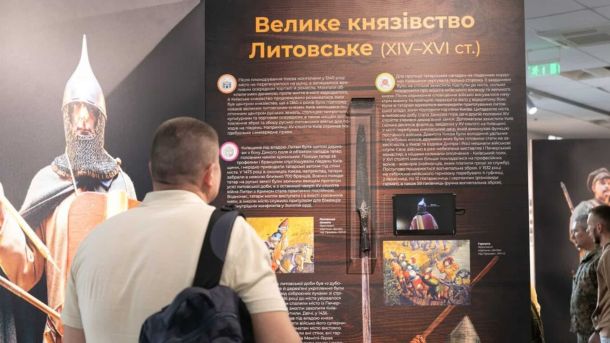 В Обухівському р-ні внаслідок ворожої атаки поранило жінку, загорілися 3 будинки Відвідувач розглядає стенд «Велике князівство Литовське» з наконечником списа на виставці про Київське князівство 14–15 століть