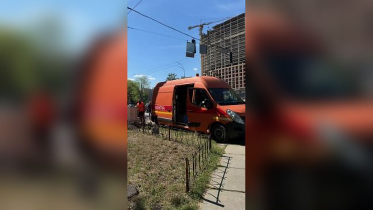 544 київські світлофори працюють автономно під час відключень світла Шафа резервного живлення LiFePO4 на світлофорному об'єкті в Києві — місто обладнало вже 544 автономні світлофори