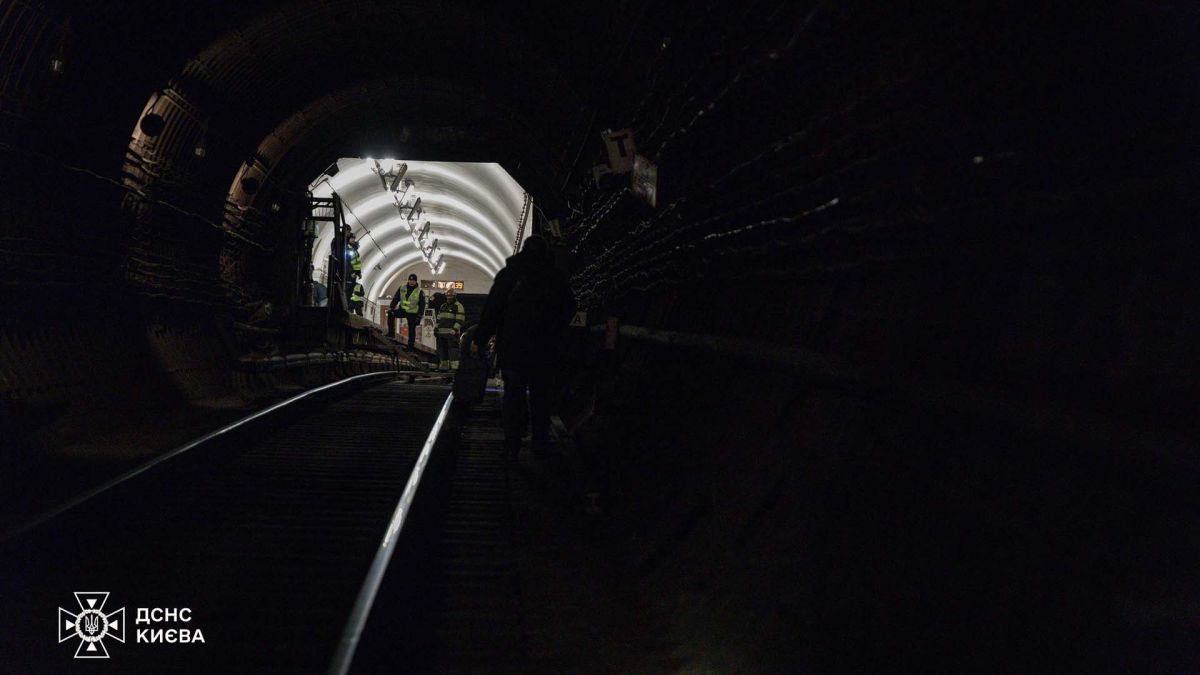 Пасажири київського метро на станції підземки під час повітряної тривоги, люди чекають на перон
