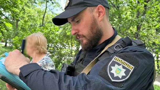 Поліція Києва відкрила кримінальне провадження після загибелі собаки породи Бішон, яку викинули з шостого поверху на вулиці Чорнобильській у Святошині