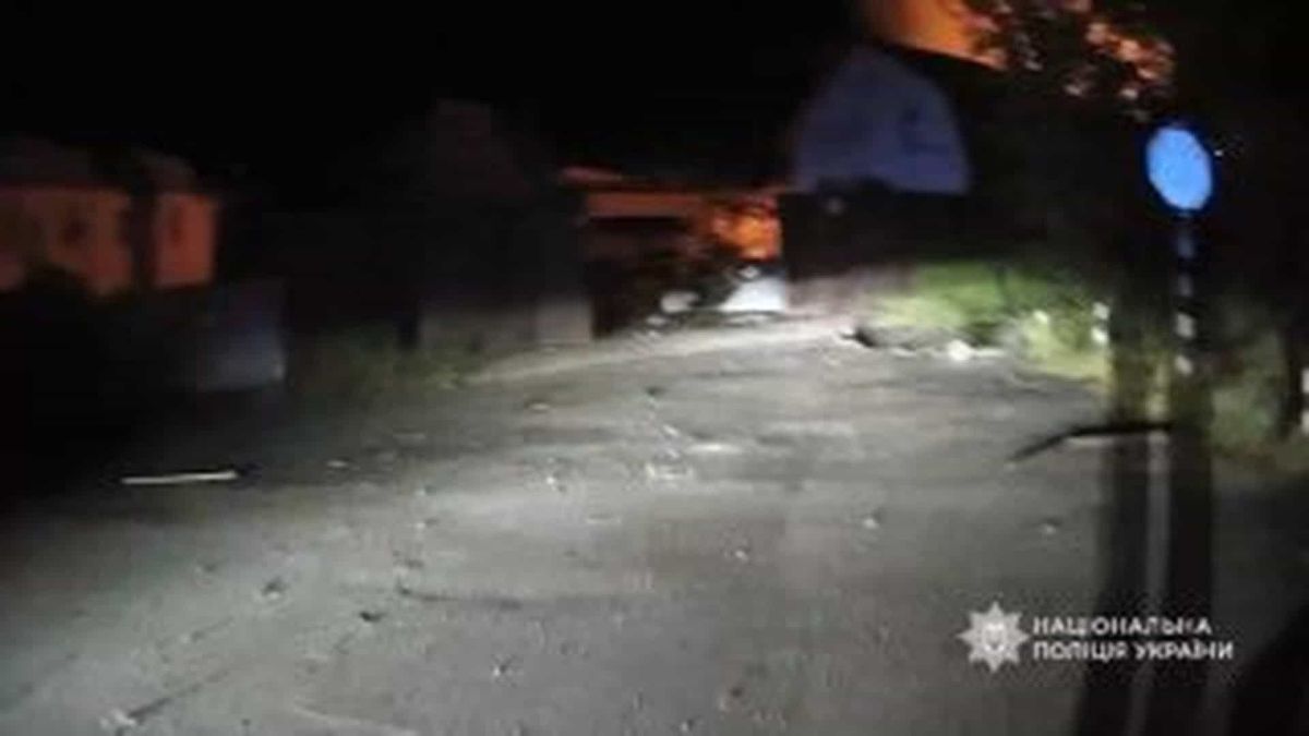 Поліція витягла охоронця з-під завалів складу після балістичного удару по Києву (оновлено) Поліцейські витягують пораненого охоронця з-під завалів складського приміщення після балістичного удару по Києву